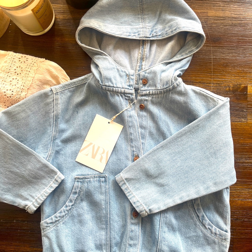 Bnwt Zara denim jacket with pockets and hood, relaxed fit brand new 12-18 mo